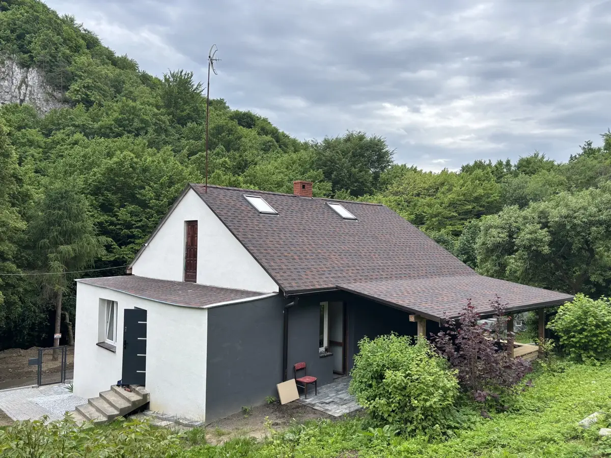 Domek na wynajem Pod Ciemną – widok z boku na posesję