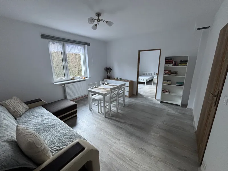 Salon z jadalnią w domku na wyłączność – wypoczynek blisko Krakowa