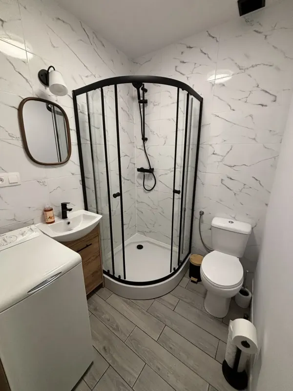 Nowoczesna łazienka z prysznicem w kwaterach Pod Ciemną