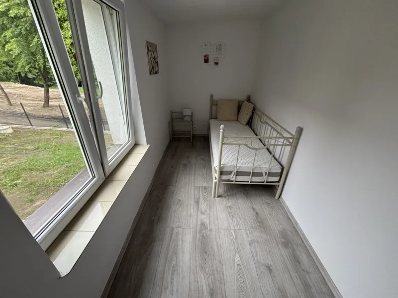 Przytulny pokój jednoosobowy z widokiem na ogród