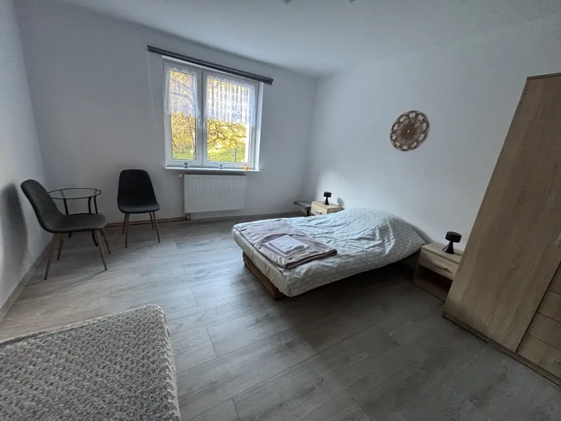 Sypialnia na poddaszu z widokiem – pokoje Kwatery Pod Ciemną